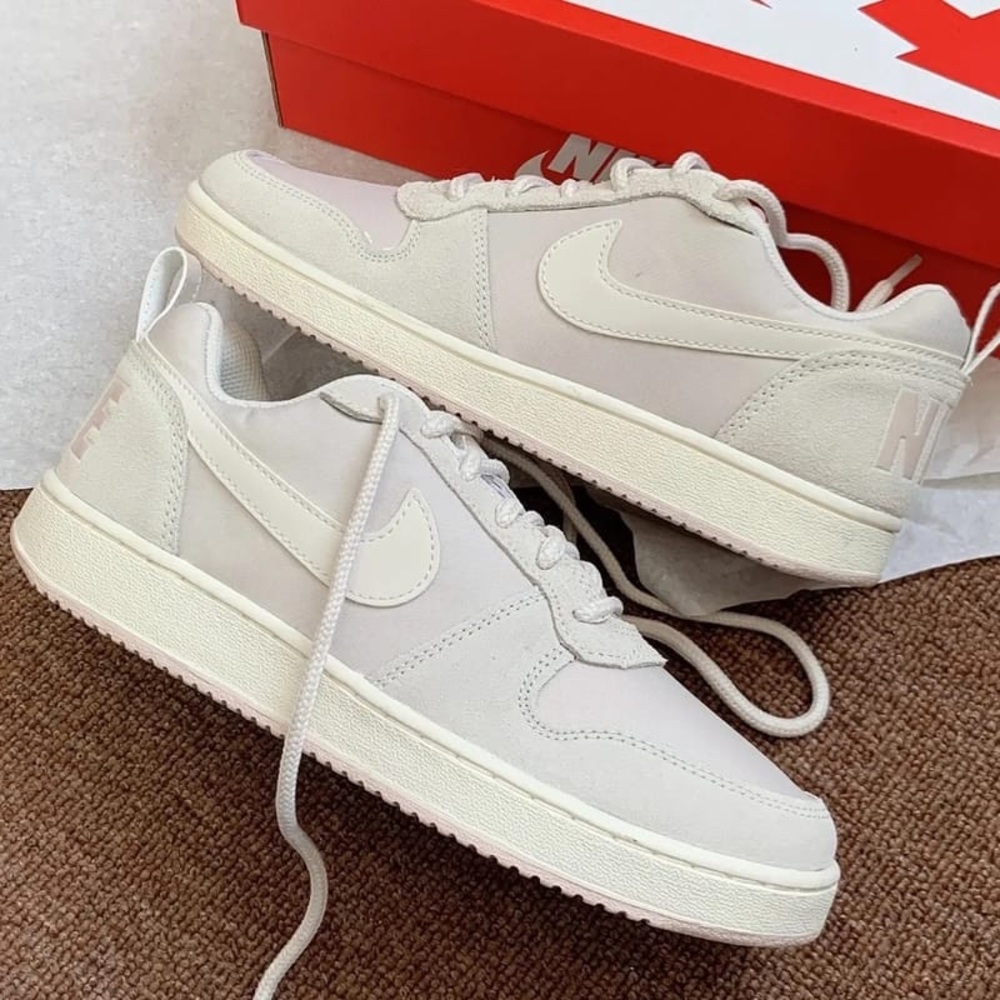 W Nike Court Borough Low Prem (Sail Light Orewood Brown)